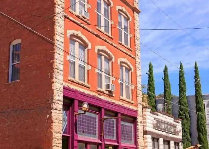 Brownstone 4*