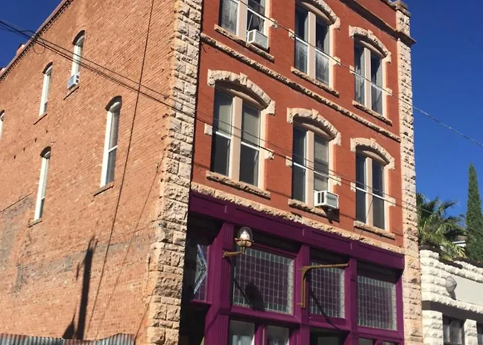 Brownstone 4*